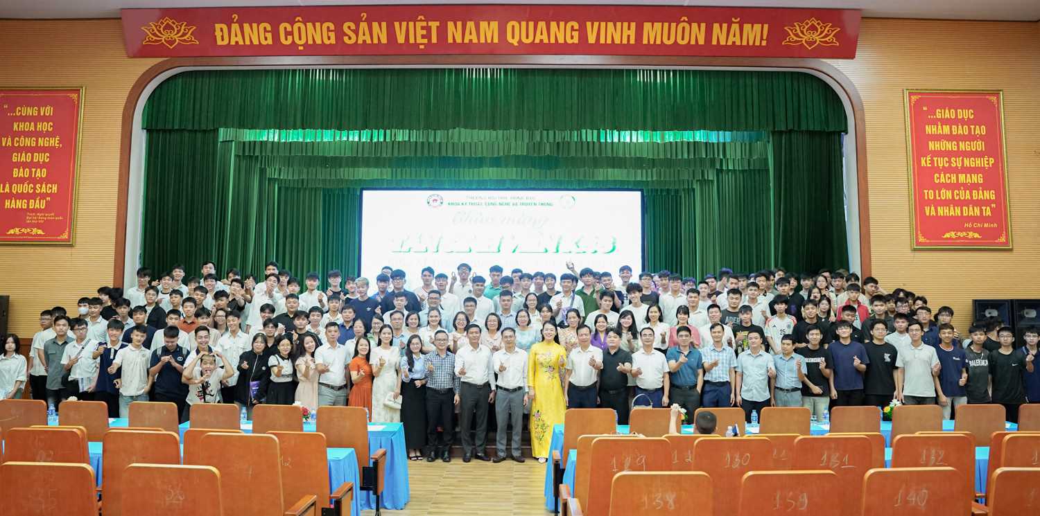 Rộn ràng đêm hội Chào Tân sinh viên K28 Khoa Kỹ thuật, Công nghệ và Truyền thông